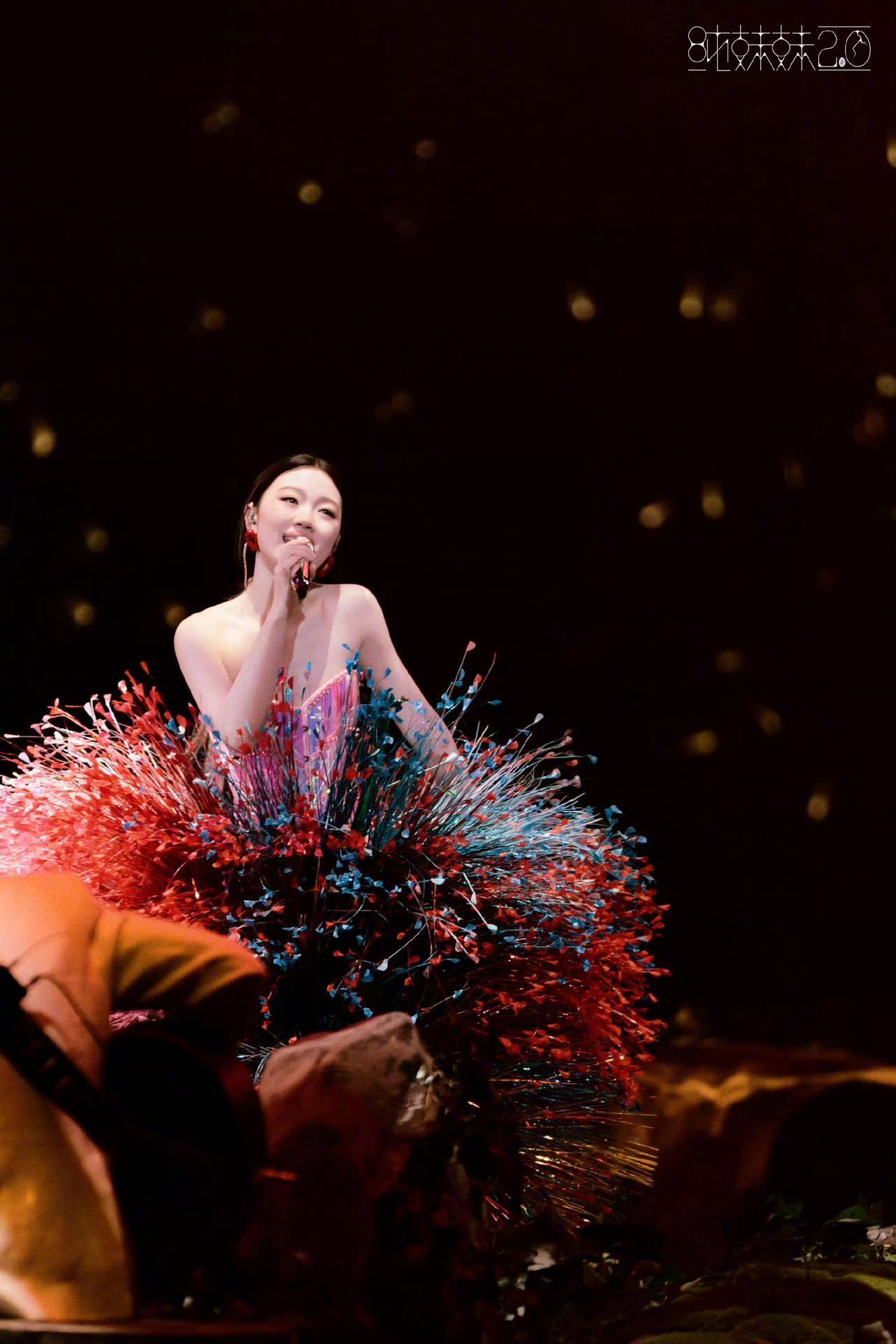 单依纯出席「纯妹妹2.0」巡回演唱会，顶级高定轮番登场。RobertWun、G