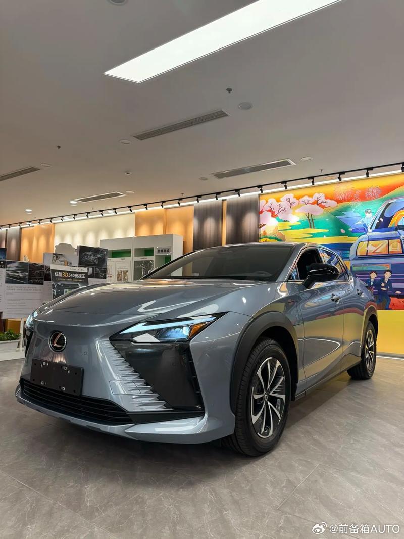 10 年前我进去雷克萨斯店里看车，看ES300h，销售鼻子老高了，张口...