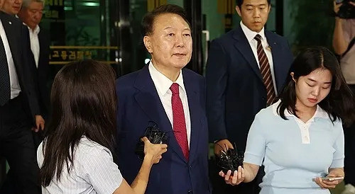 尹锡悦被查：记者麻木，他会戴手铐吗---