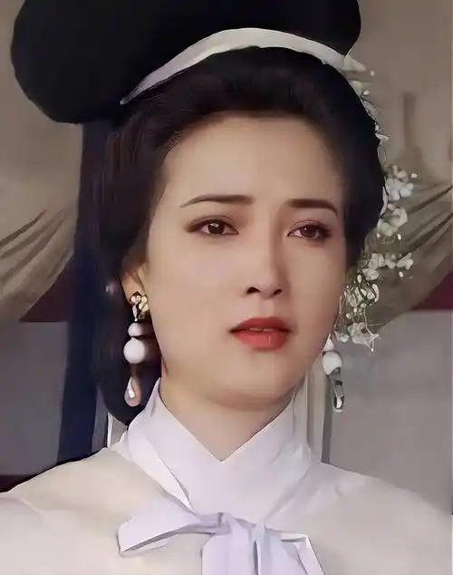 没想到古典第一美女何晴只能算个北漂，红了那么久到离世，还是没有归属正规单位，连退