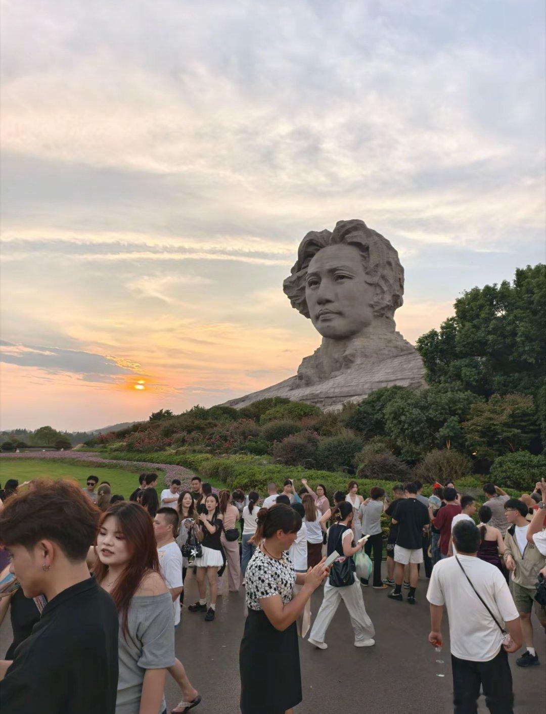 365天景仰的人不断，放眼全球也是绝无仅有的存在！他是人类历史上最伟大的人！