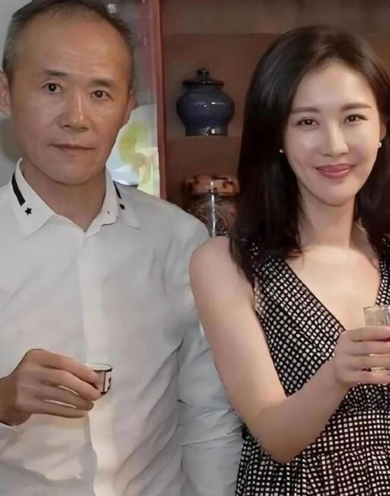 差30岁同框，就只剩“图钱图名”？王石田朴珺这波评论区又替人算账了。可田朴珺写书