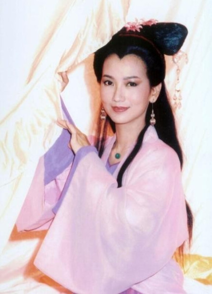 1975年，21岁的赵雅芝嫁给了大她10岁的香港名医黄汉伟。婚后黄元申向赵雅芝写