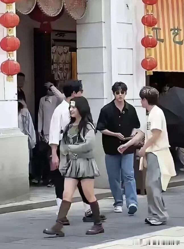 很多时候人们会被影视剧里的女明星颜值所吸引，其实现实中的她们是很普通的人，你看照