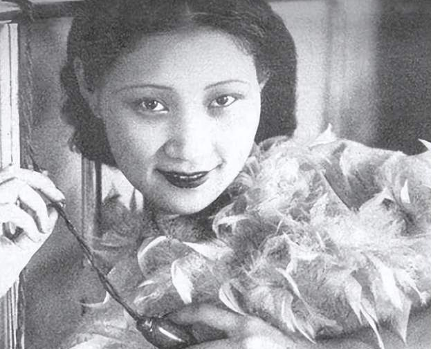 1938年，41岁的戴笠对着学生余淑衡说：“一会儿你到我房间来一趟，有份加急文件