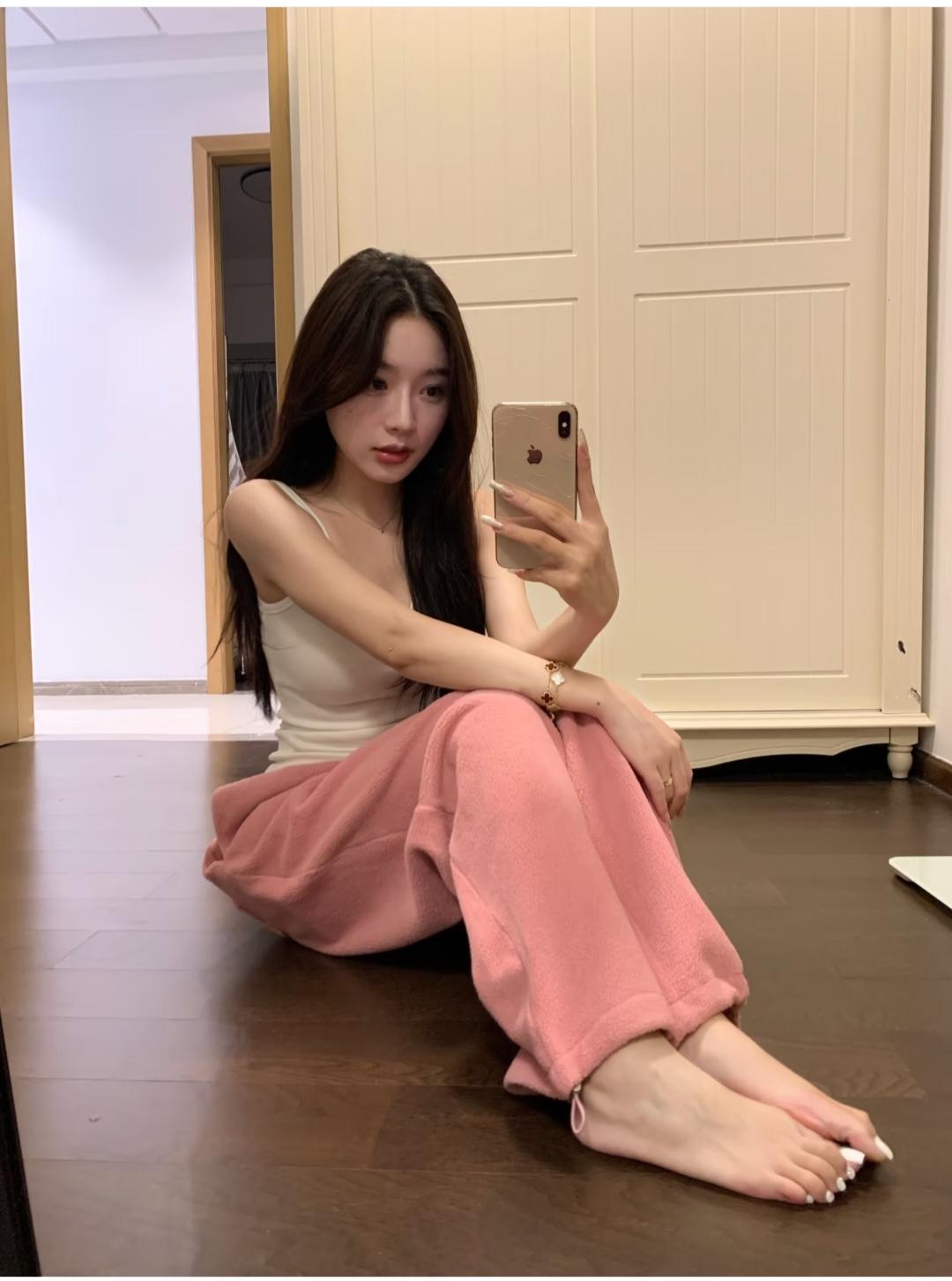 脚趾甲要不是白色的，就更显脚好看。