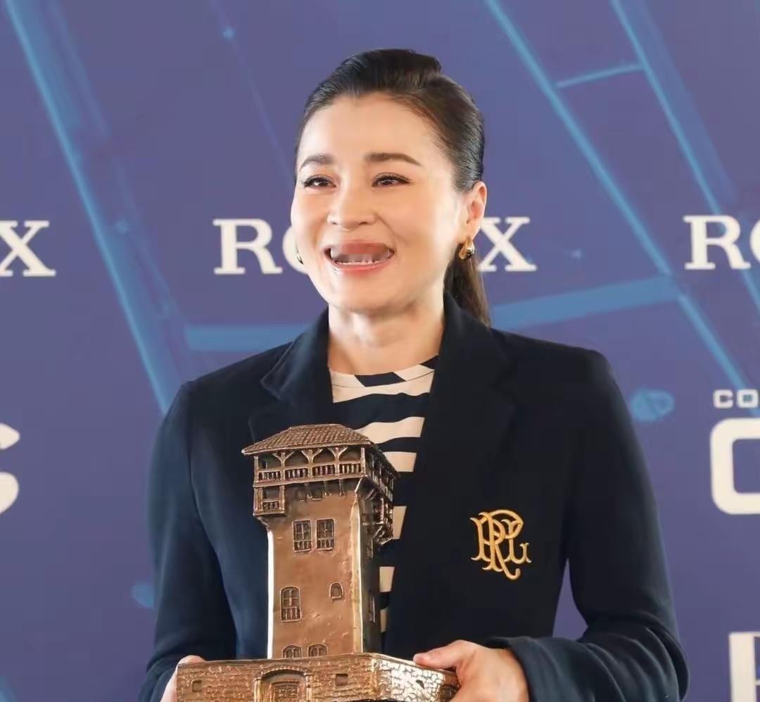 不愧是苏提达，居然拿了帆船比赛的奖！谁能想到，47岁的王后，居然完成了帆船比赛