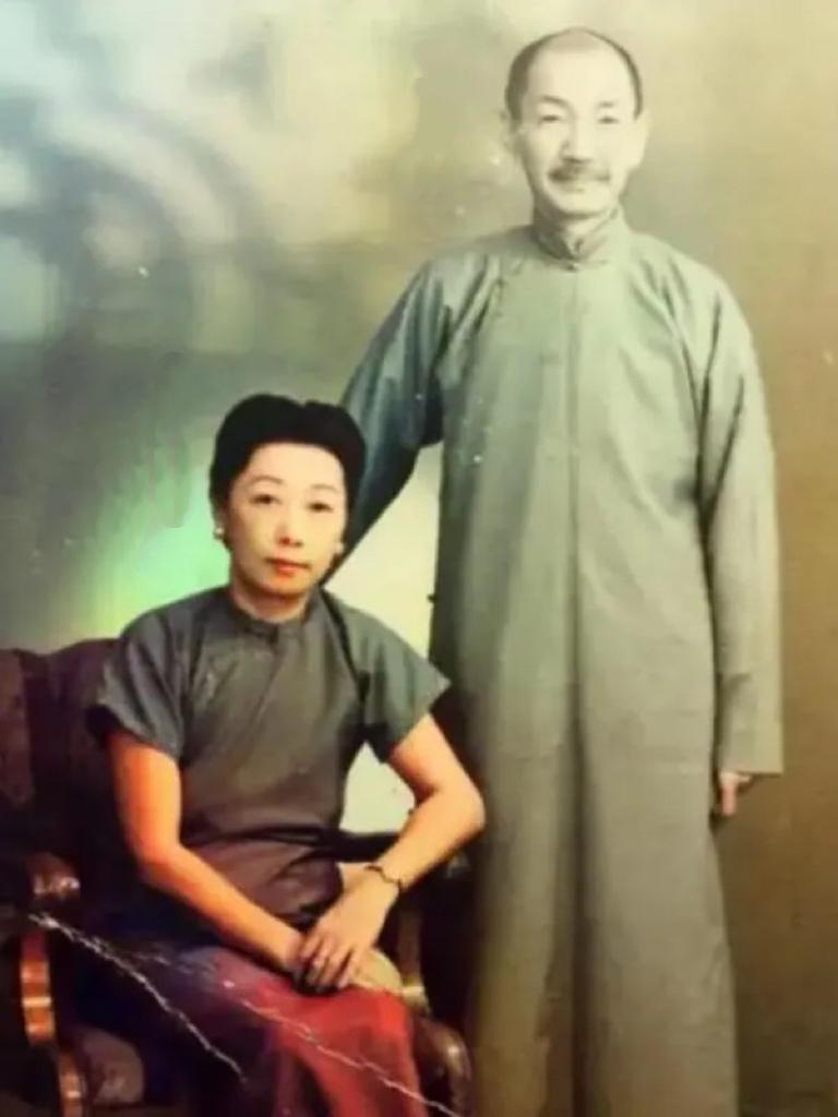 民国时期，戴季陶与夫人钮有恒的合影，都知道胡适怕老婆是出了名的，这戴季陶比起胡适