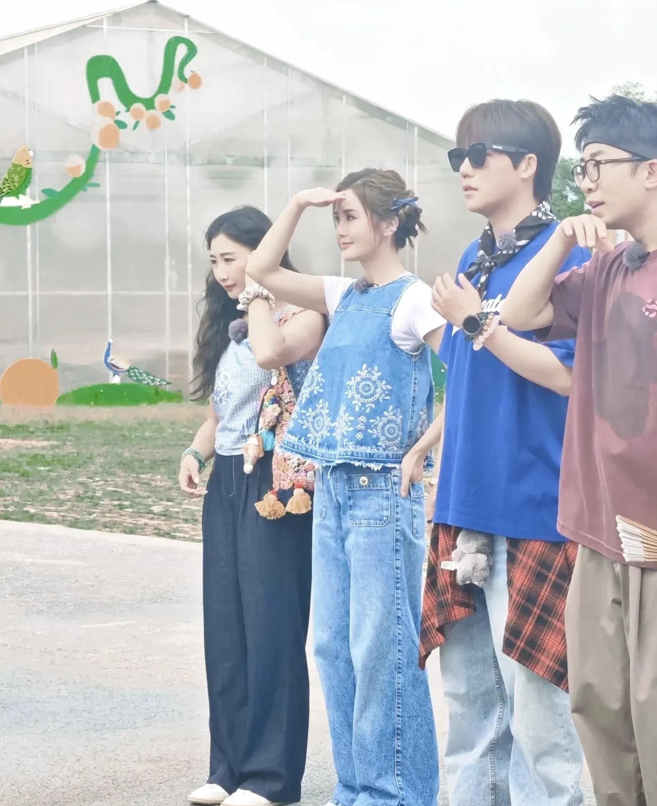 阿Sa穿牛仔套装录综艺，42岁像小女孩