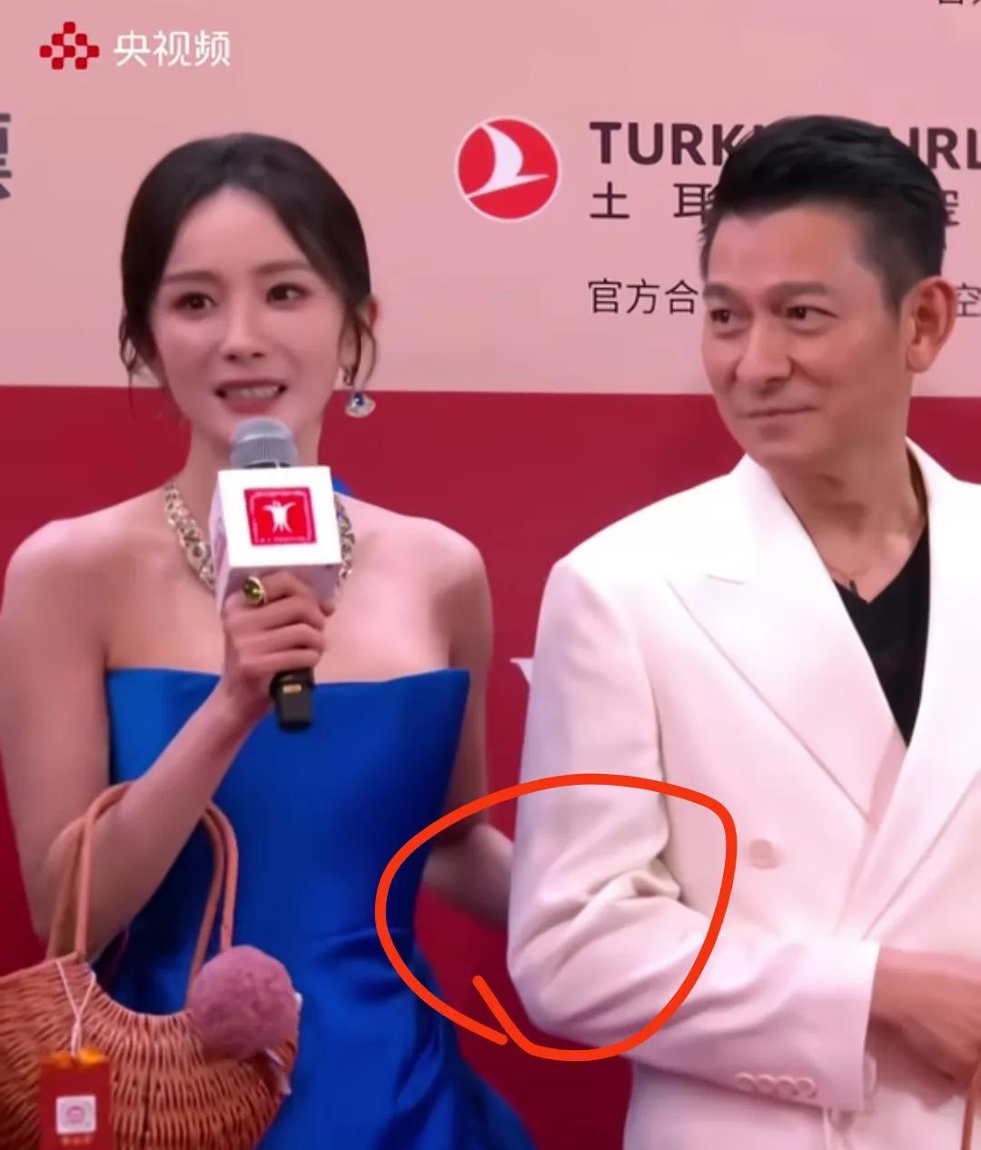 杨幂的情商不服不行！长安的荔枝走红毯，杨幂被问电影的看点杨幂眼睛一转就有了点