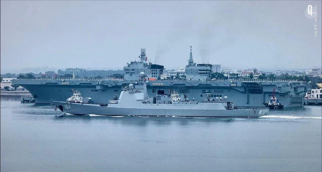 “四川舰”画线高清图曝光，舰载机模型上舰，这甲板宽度和航母有什么区别？根据外