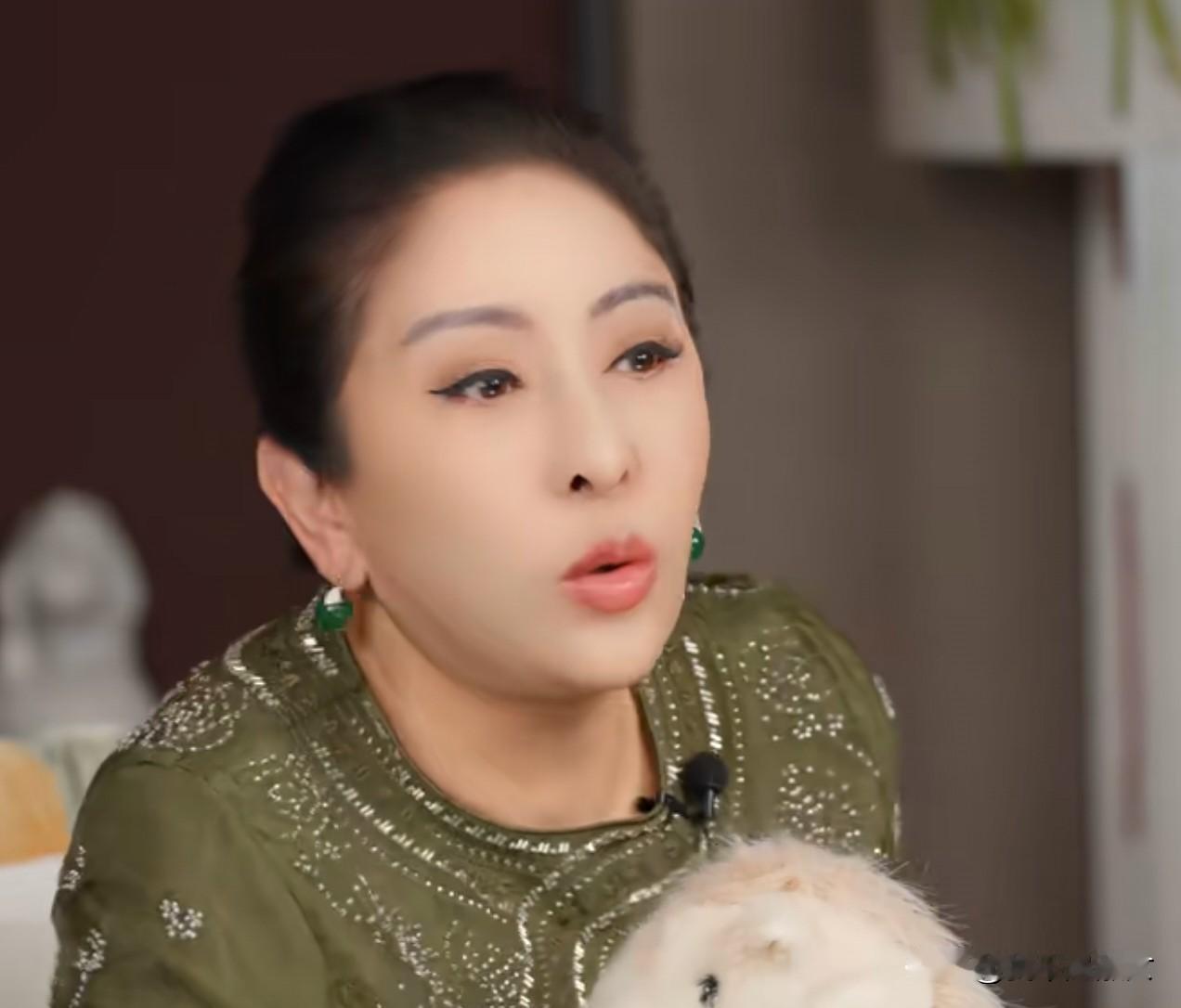 果然姜的还是老的辣！我妈看了鲁豫和向太的访谈。她说的第一句话就是，做老婆千万