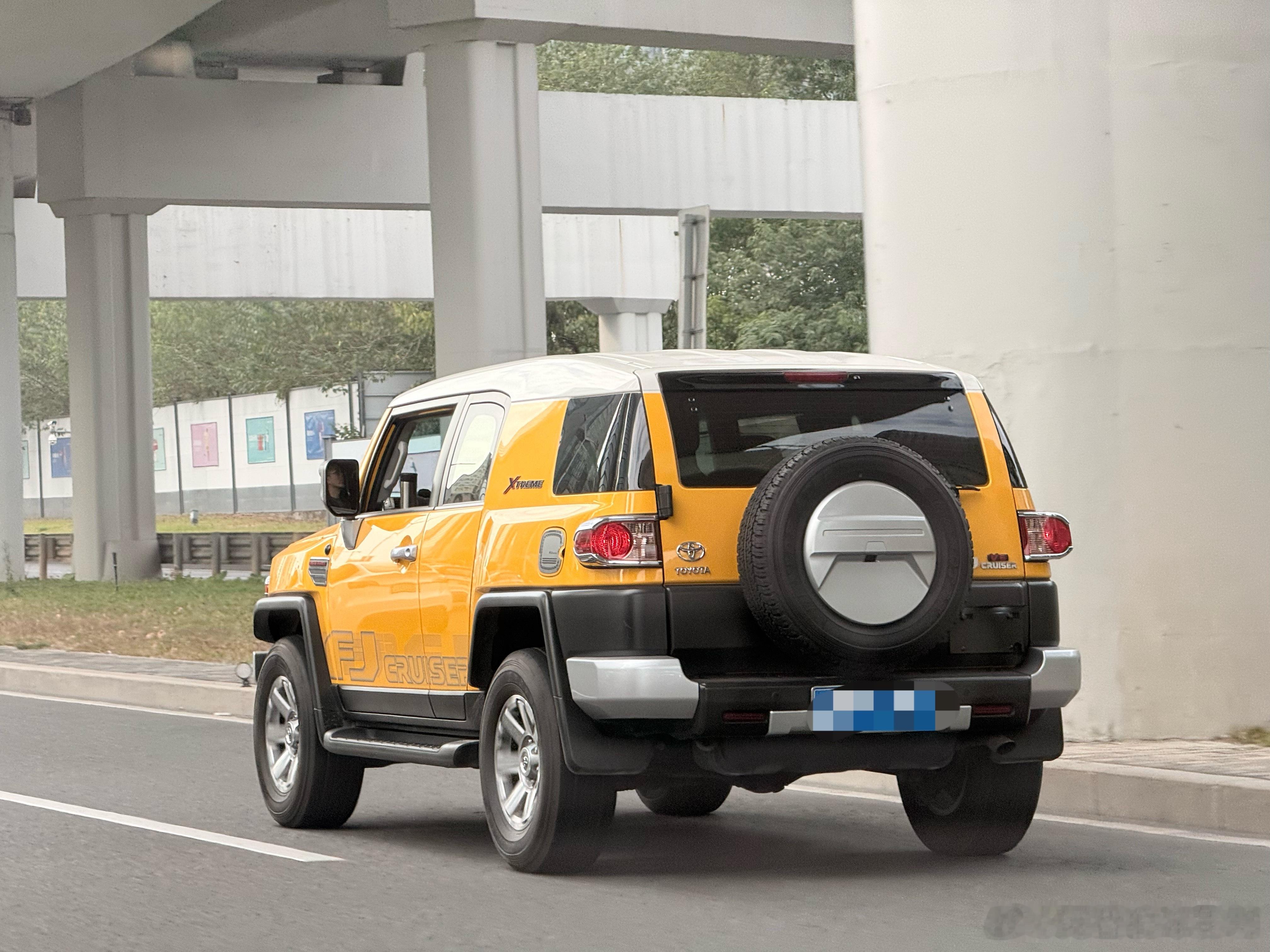 今天在路上见到一台丰田FJ40朋友说FJ真的太帅了！样子又可爱又硬朗副驾那边还是