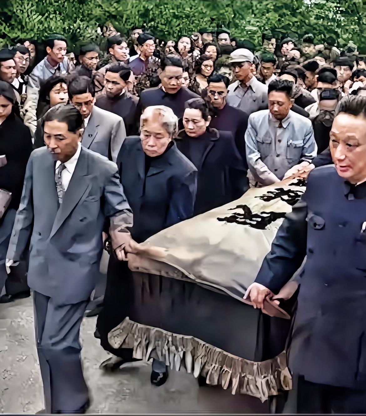 1956年10月14日，鲁迅先生逝世二十周年，国家为其举办迁葬仪式，将灵柩迁往上