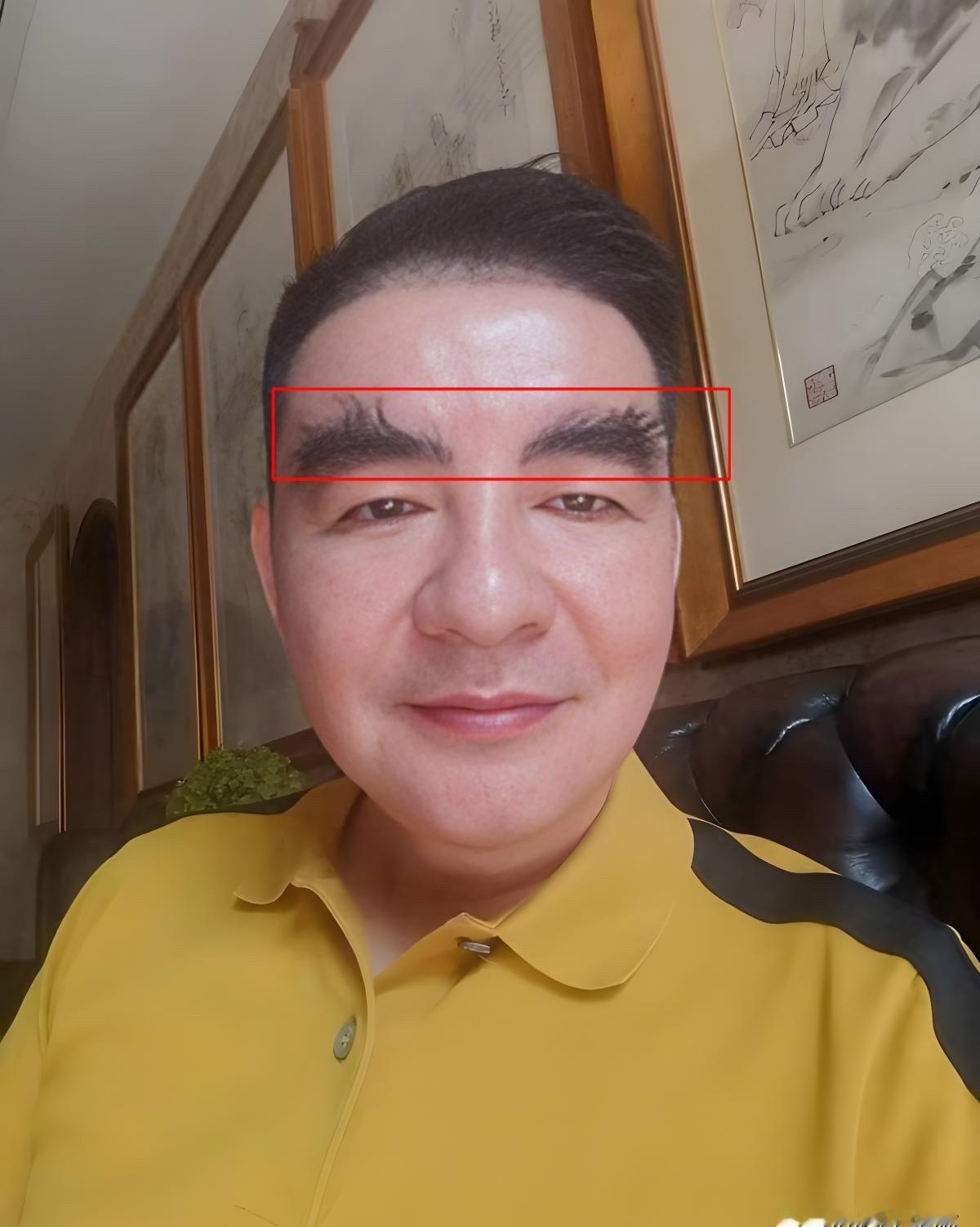 57岁。身形清瘦。但那双像用蘸饱了墨的毛笔扫出来的眉毛，更浓更长了。每当他