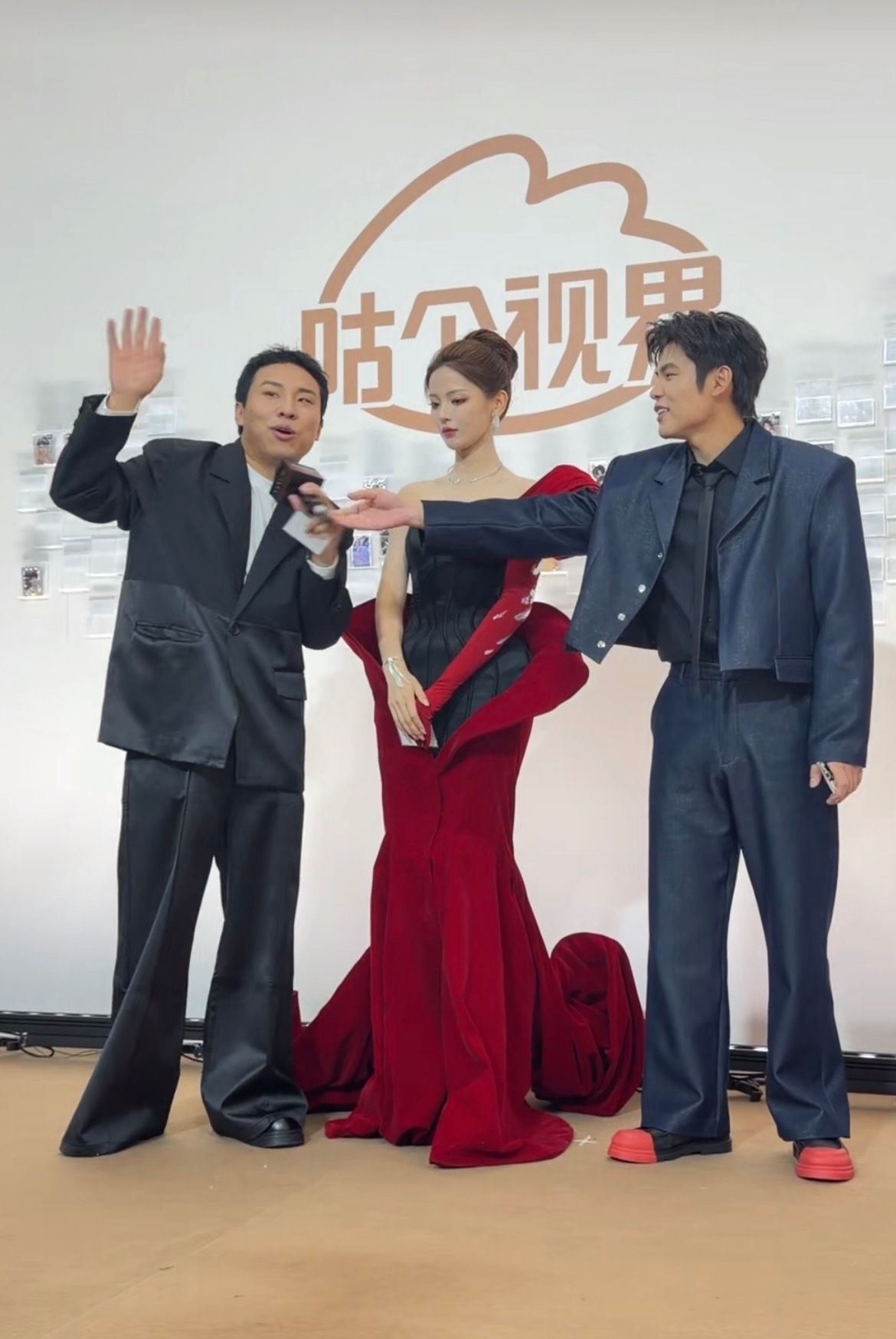 杨超越和她的仆人们我想说，徐志胜的这个裤子也太长了吧[笑着哭][笑着哭]，都拖地看不