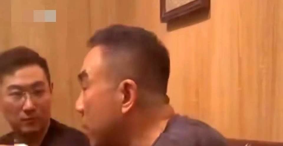没想到杨老五还是放不下郭德纲。收徒仪式后，徒弟们请吃饭，酒过三巡，杨老五敞开心扉