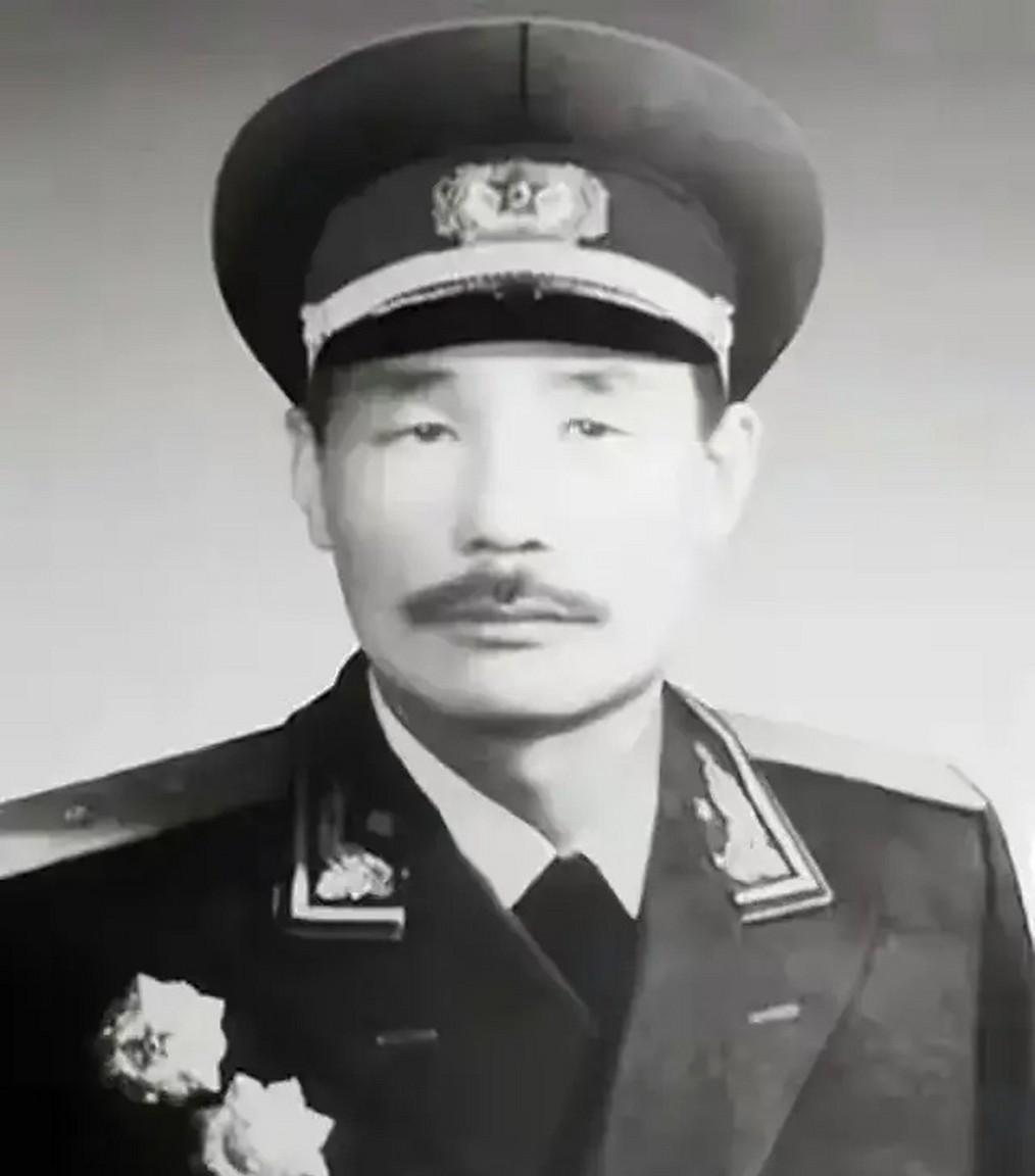 当时红军规定，指战员是不准留须的，但开国中将孙毅他那高尔基式的胡须却正是从红军