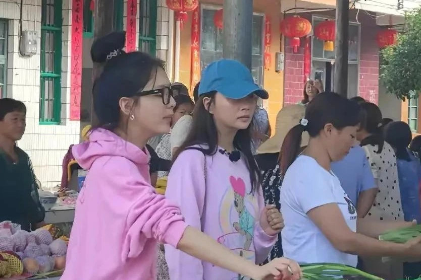 殷桃逛菜市场被路人抓拍，素颜状态略显憔悴​