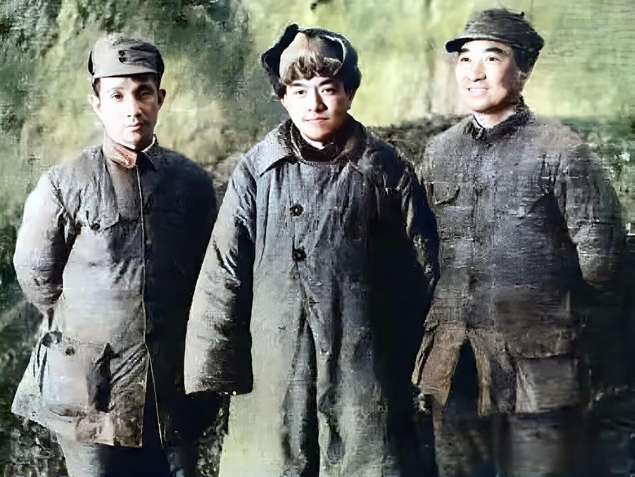 这是1947年，陈赓、曾希圣和粟裕的合影照。三人中，陈赓和曾希圣都毕业于黄埔军