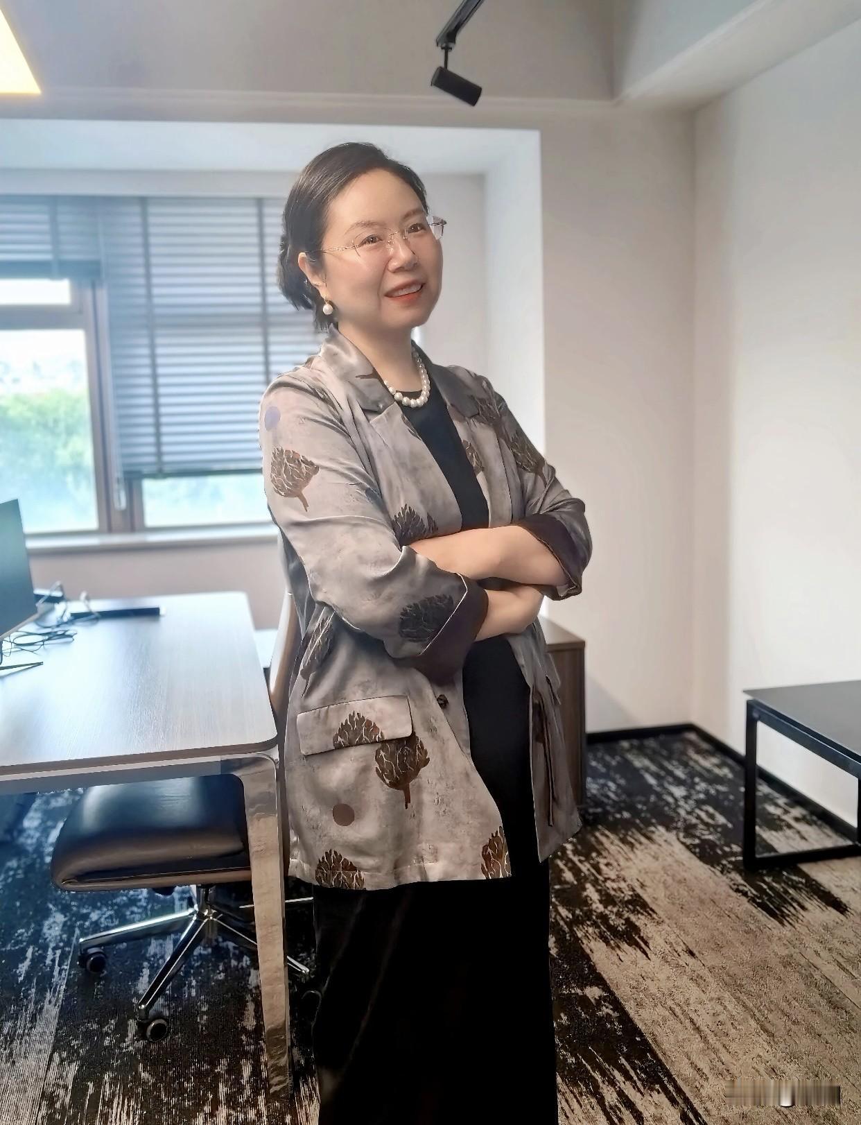 成熟又有气质的女性都有哪些特点40岁及以上的中年女性，内在成熟深厚，处理人际关系
