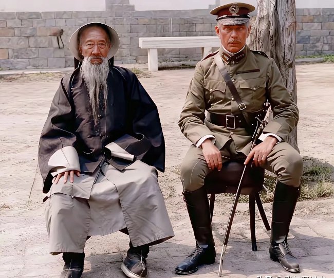 这是1903年5月，晚清重臣张之洞在河北保定府与一名英国军官的合影。