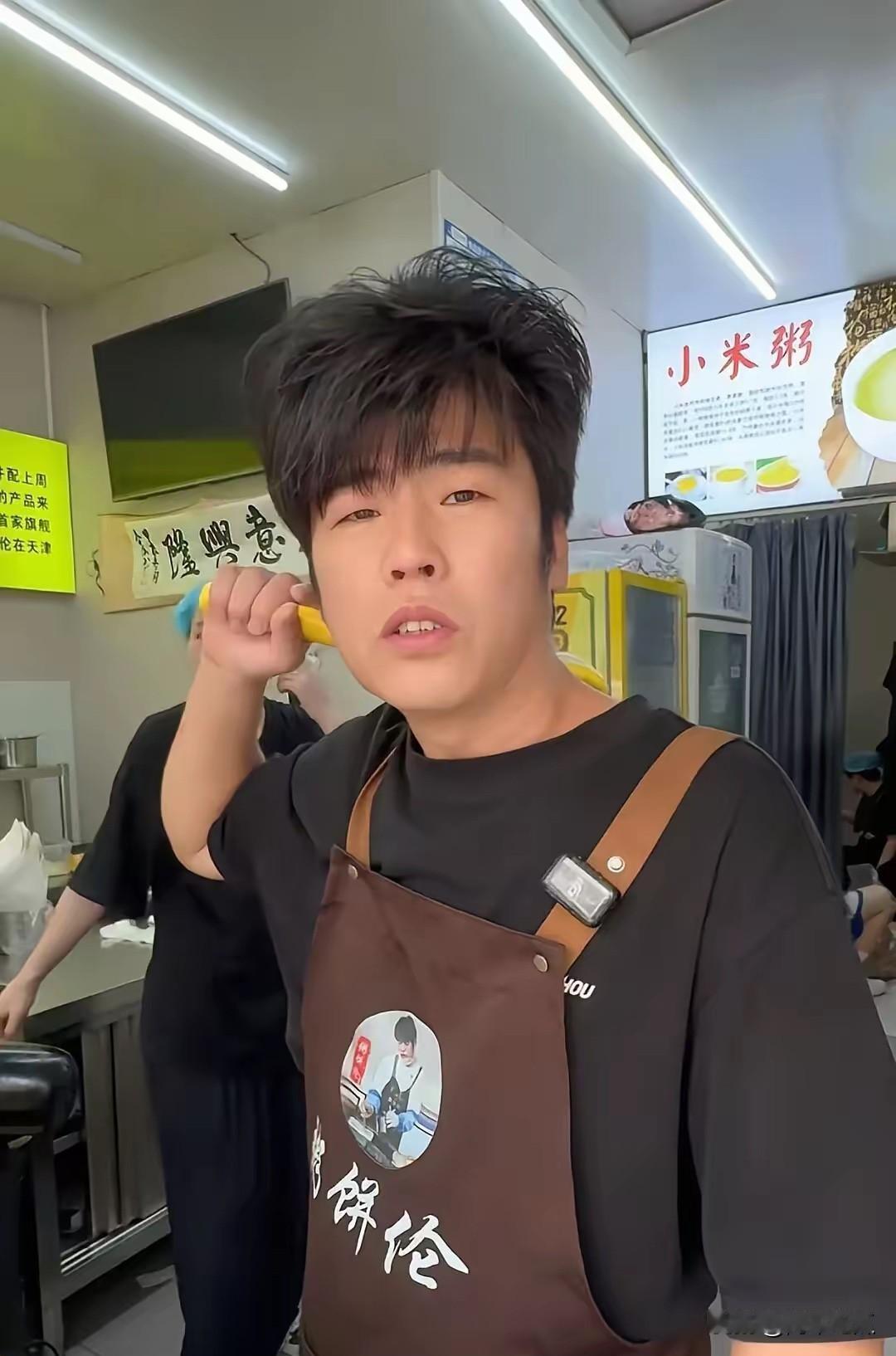 粥饼伦着实有点惨，本来自己因为卖灌饼火了，没想到店铺的房东现在要给他涨租金，以前