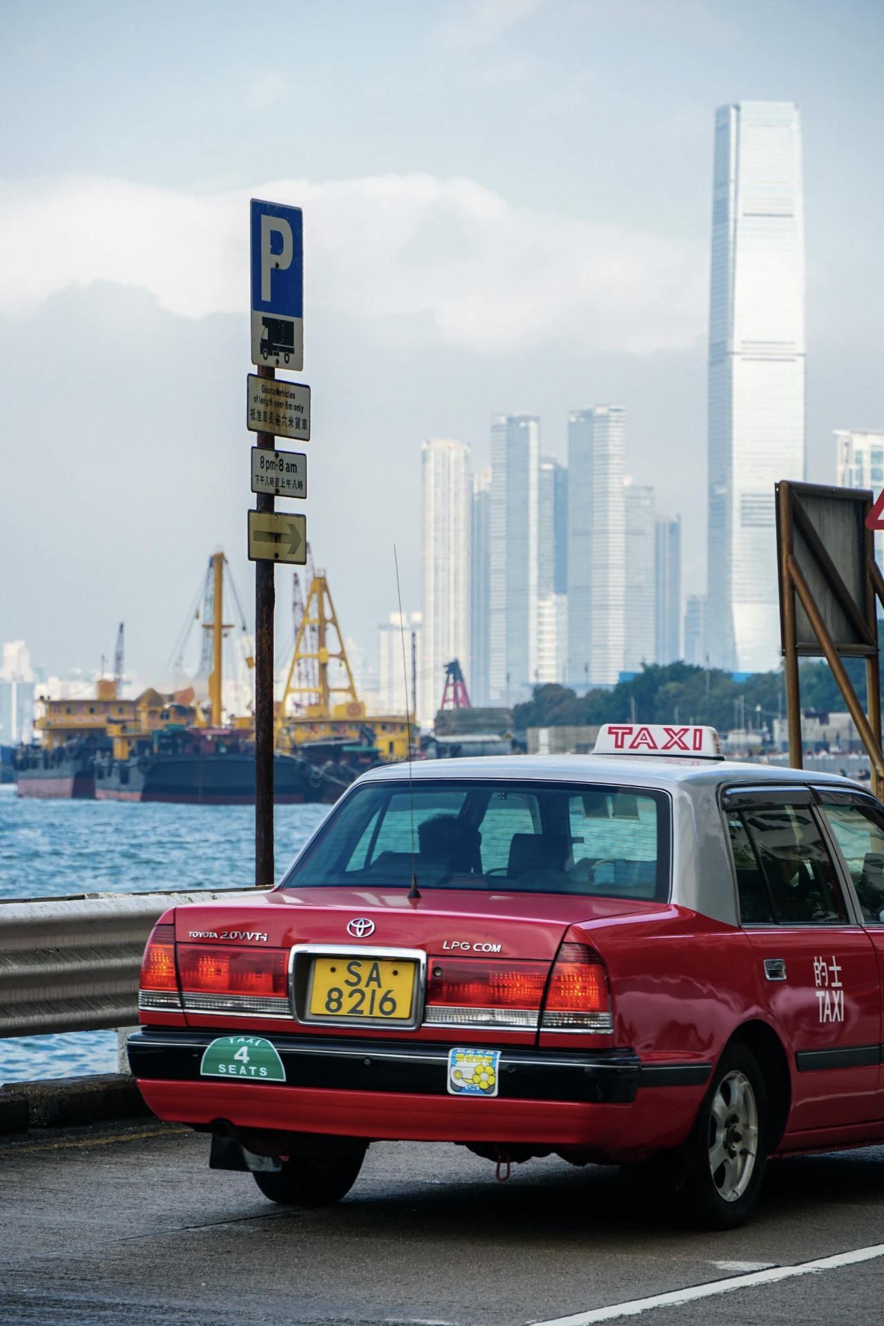 之前看到香港出租车的红色老皇冠要换代，一下子港风的感觉就没了香港出租车