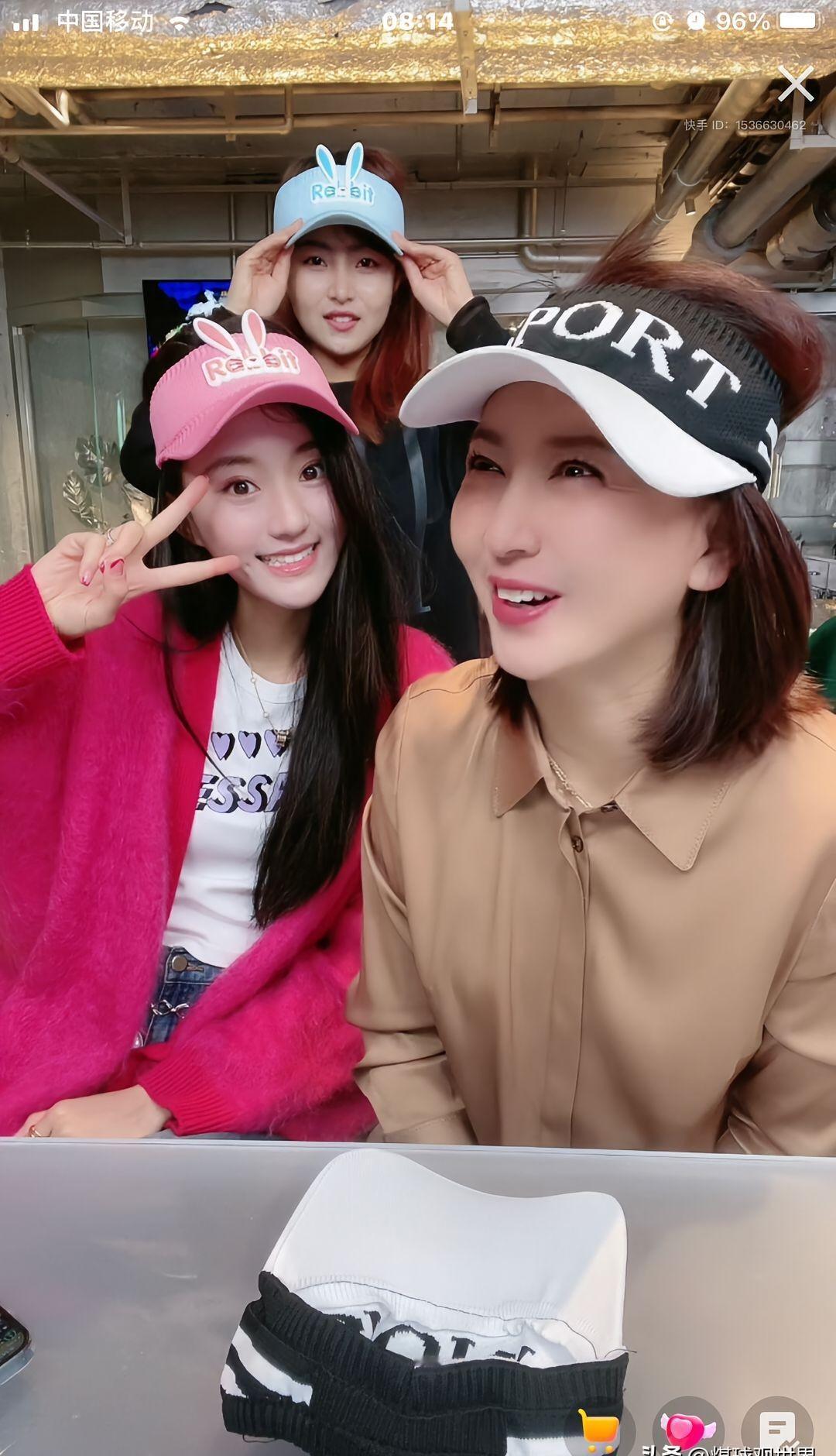 徐梦迪在后台卸妆的手，停了。手机屏幕亮着，婆婆闫学晶的采访片段正循环播放。那