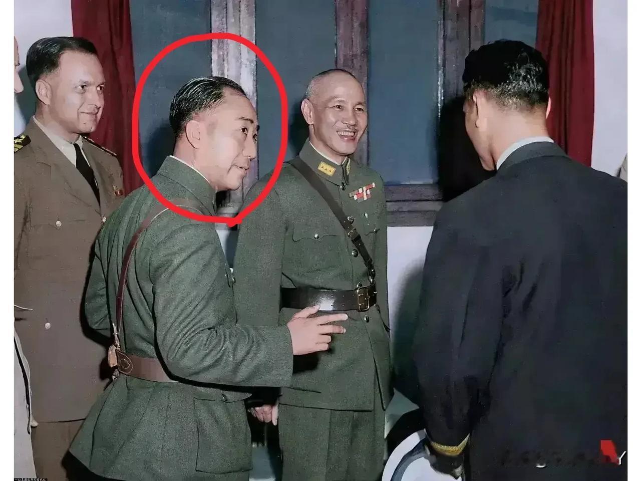 一张摄于1943年重庆的老照片，大家看看这位侧脸的男子是谁？这不是演戏，也并非某