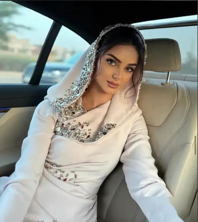 伊朗人有个挺有意思的心态。他们觉得自己是“雅利安人”——“伊朗”这名字本身就是