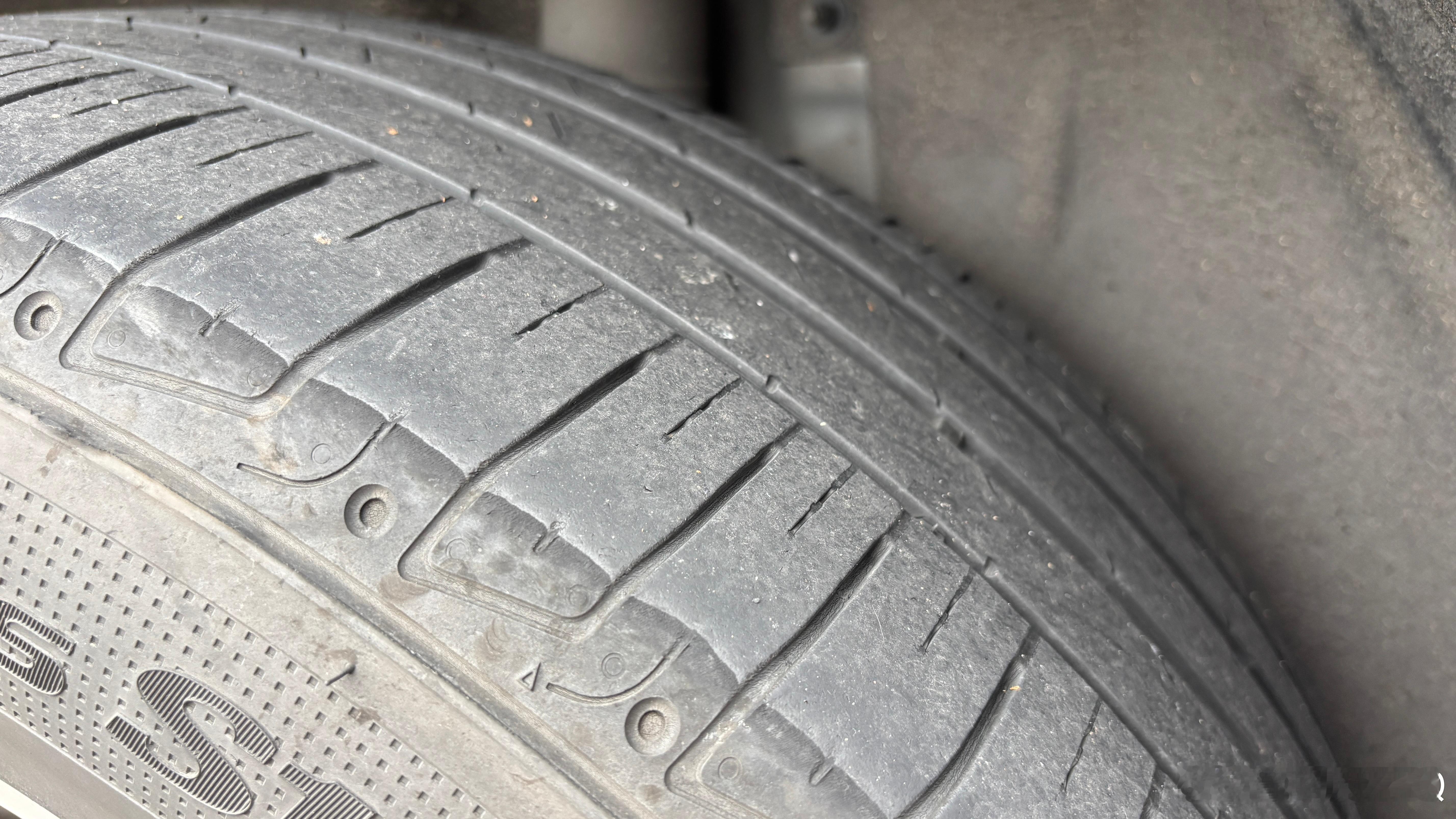 社长的蔚来生活我的EC6马上5岁了，跑了55000公里。前几个月就发现轮胎有点