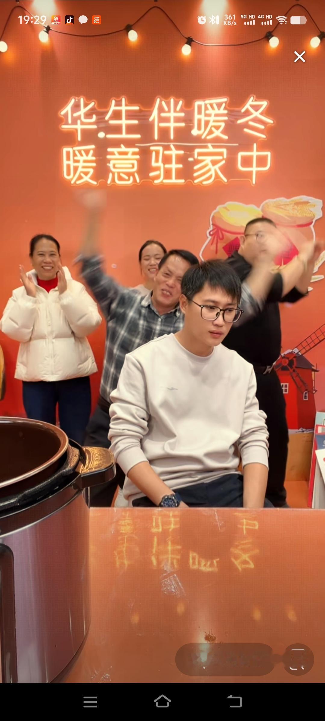 梁志辉性格有点腼腆，不爱讲话，也可能是第一次面对镜头有些紧张，爸爸妈妈和姐姐在后