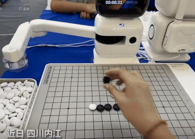 “用魔法打败魔法！”四川内江一女子不信邪，竟然和机器人五子棋对弈，当她的棋子连成