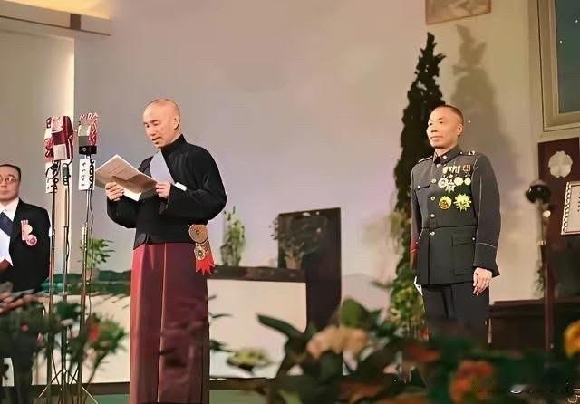 这张照片记录了1948年5月20日，蒋介石与李宗仁在南京国民大会堂正式就任中华民