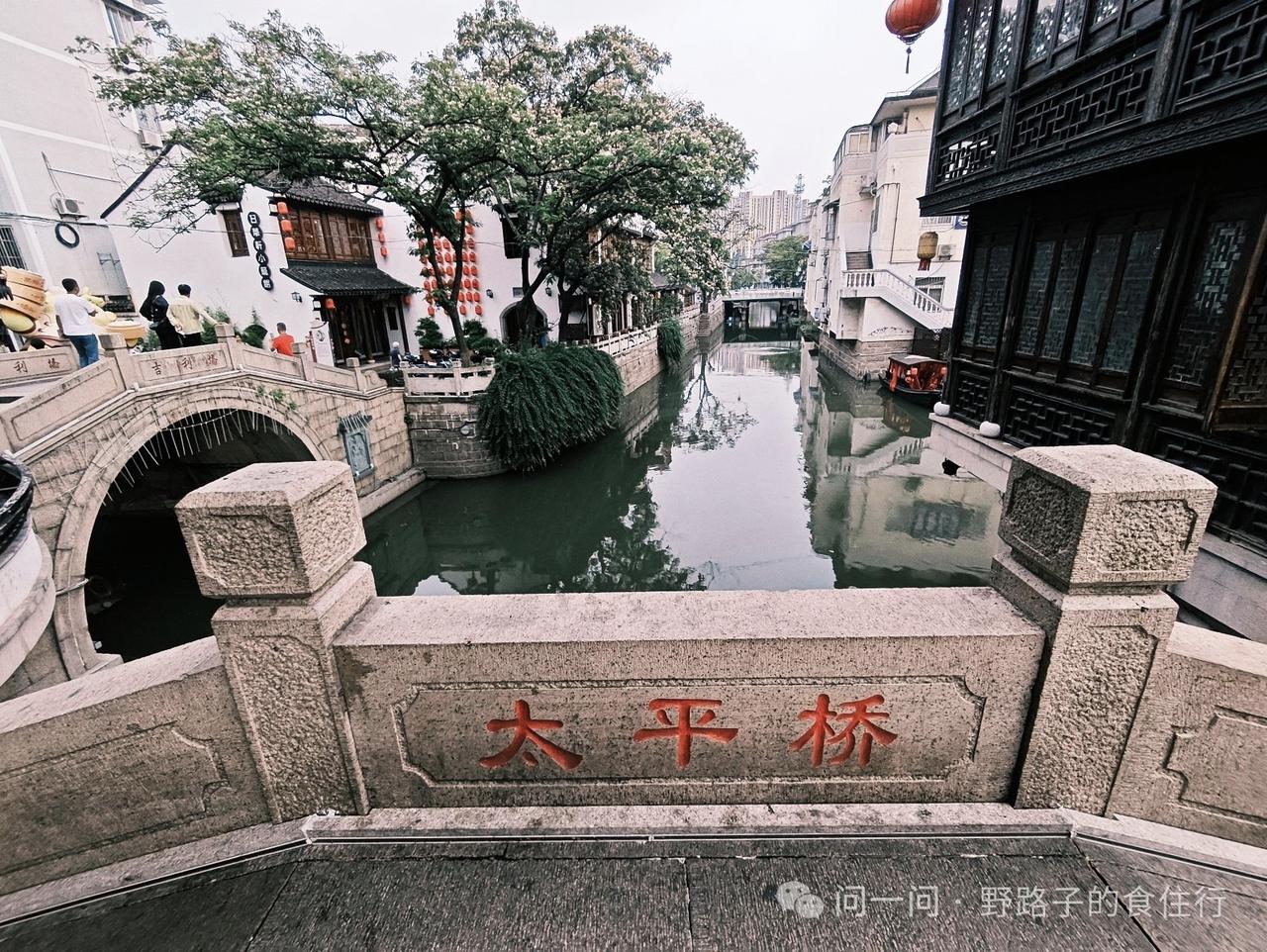 北上海四大千年古镇现仅存一个现在上海有名的古镇，一般都是首推朱家角，七