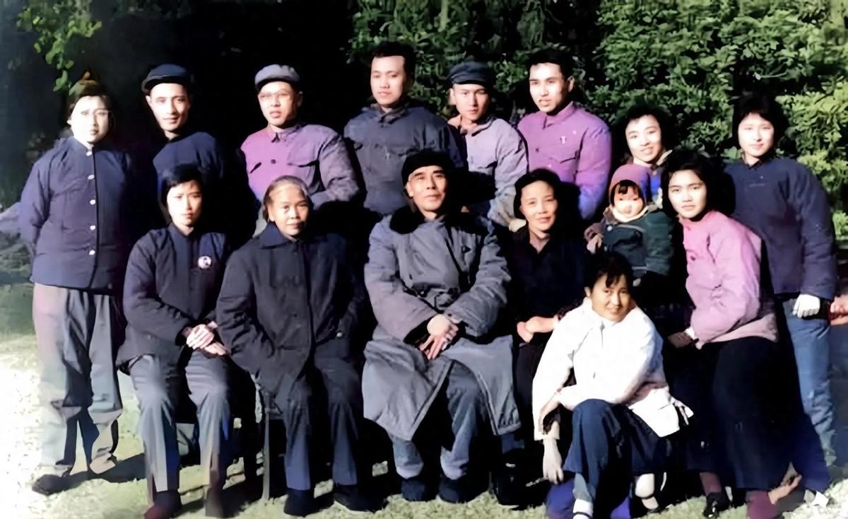 贺子珍与“毛毛”曾有两张珍贵合影，合影中还包括毛泽覃的儿子和儿媳妇在内1952