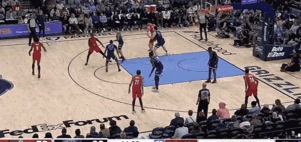 杨瀚森背身单打伊迪转身双手暴扣，UC直播间球迷给小杨这操作打几分？