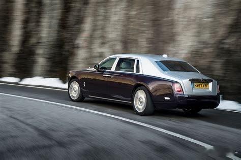 越豪华的轿车，越爱用隐藏排气。豪车发动机排量更大，需要更多组排气消声结构。它们常