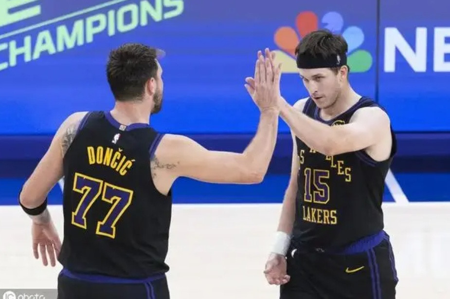 湖人这伤病消息，真是一半火焰一半海水。名记Shams放话了，里夫斯...