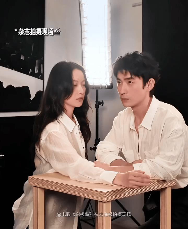 朱一龙看倪妮害羞了，第一次见他这样就他这个笑，谁敢说没有一瞬间的心动[呲