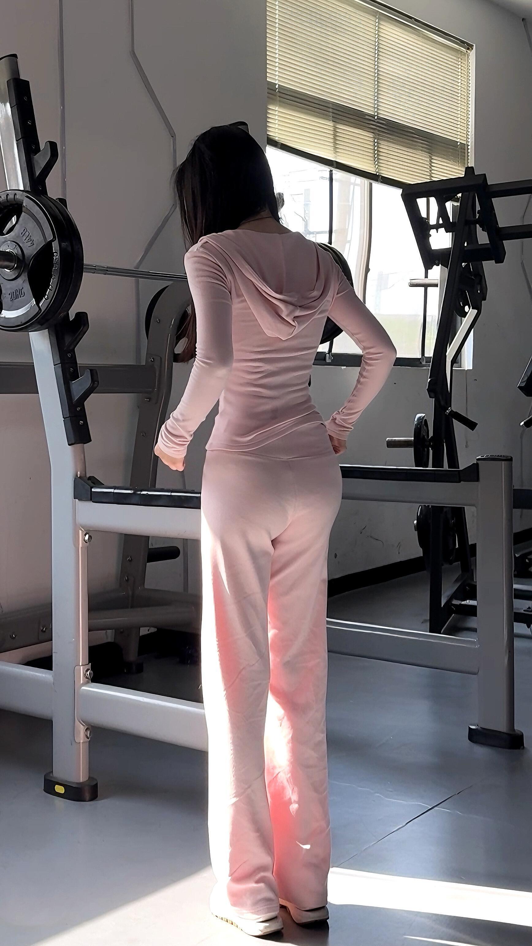 看背影你能猜到她是谁吗？