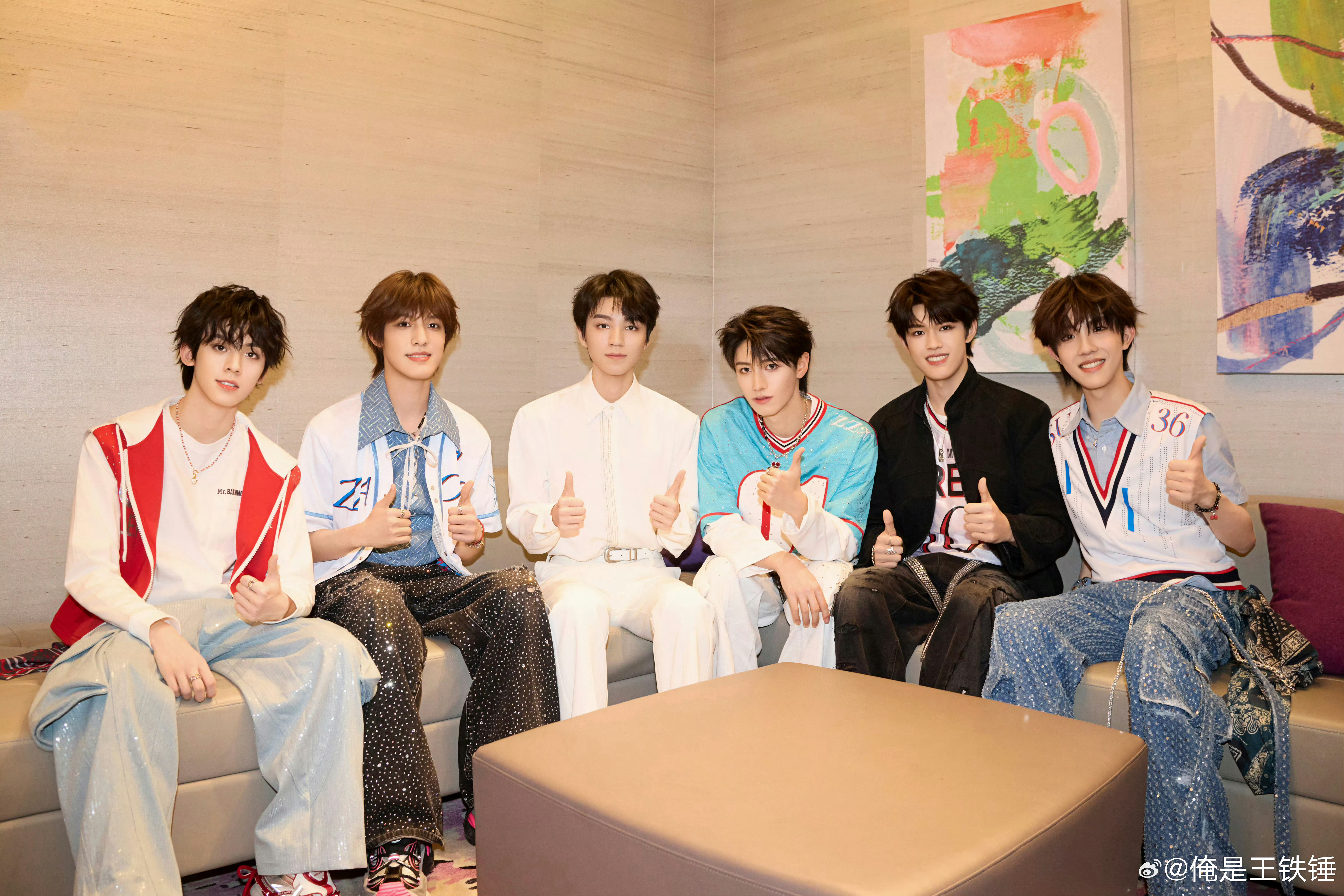 谁懂我这屎一样的笑点，王俊凯往那一坐浑身就透露出一股淡淡的“长者”族长气息，一下