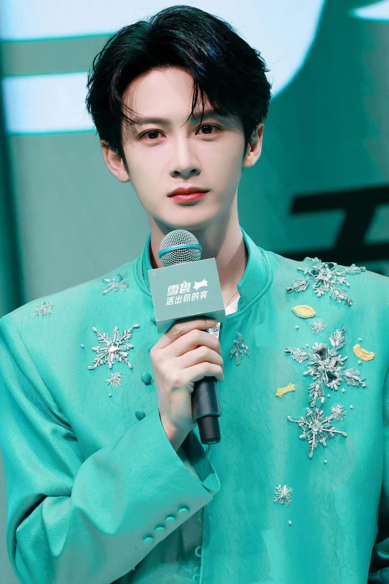 檀健次这张脸是真顶啊！真特么好看，五官精致，极具中式传统审美，鼻梁高挺鼻头有肉，