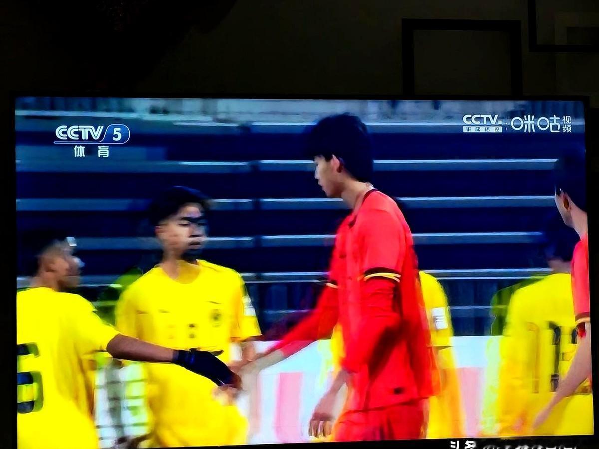 中国国少队把文莱国少队打成了兴趣班。文莱那帮小孩儿开场还真把人惊了一下，全场飞