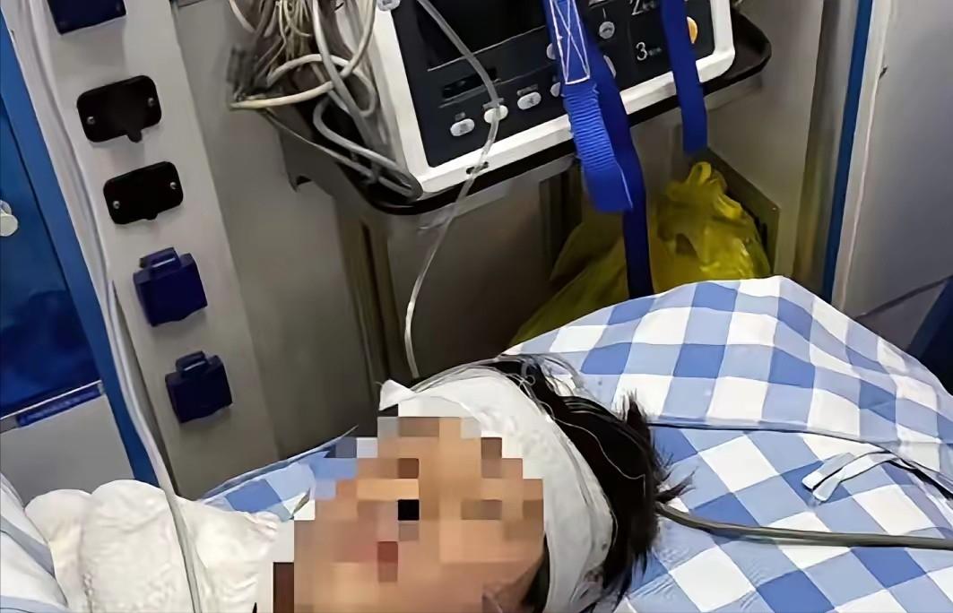 🌙这个孩子的父亲，真的肠子都悔青了！大年初五，带着8岁儿子和老人，从外地来到云