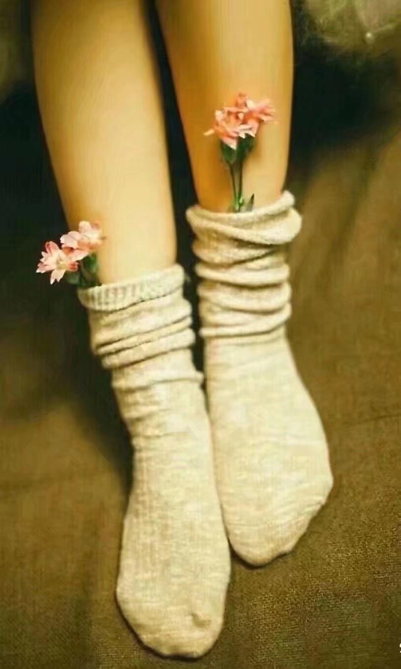 网络上有一段话说的很有意思：“有些女生啊，初中你爱上混混，高中你爱上老师，军训你