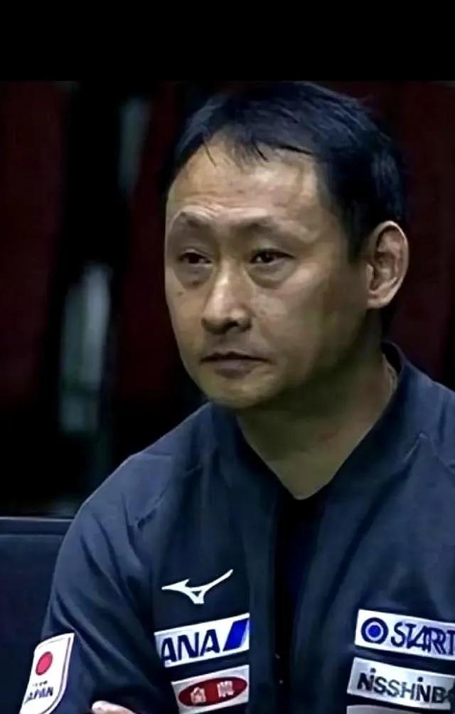 张本宇绝对想不到，自己儿子张本智和跟薛飞的对决，场上观众喊的是中国队加油，而不是