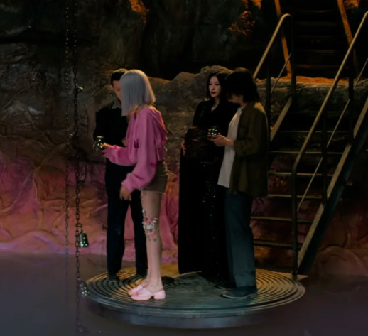 冯蜜当地枭一天要穿800套虽然冯蜜一天换八百套时尚穿搭，但这双粉拖鞋是不是救过