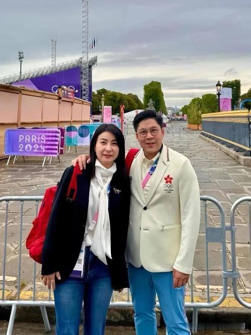 郭晶晶霍启刚高铁站偶遇，低调亲民引赞12月15日，有网友在北京朝阳站偶遇郭晶